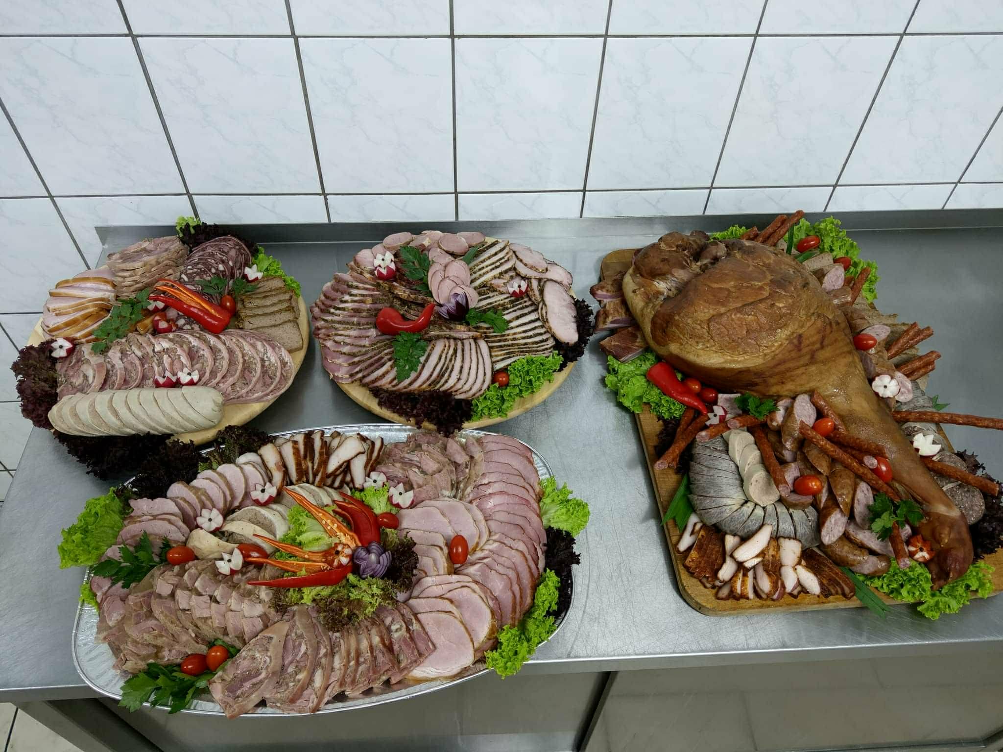 Stół wiejski z wędlinami